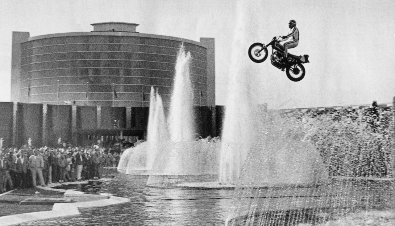Evel jumps the Caesars Palace fountain Special