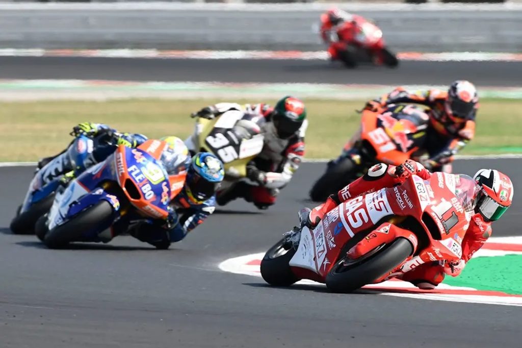 Moto2, Dorna's class which also sports a deadline of transition to E40 bio-fuel by 2024, wiht a full transition to E100 by 2027. Media sourced from MCN.