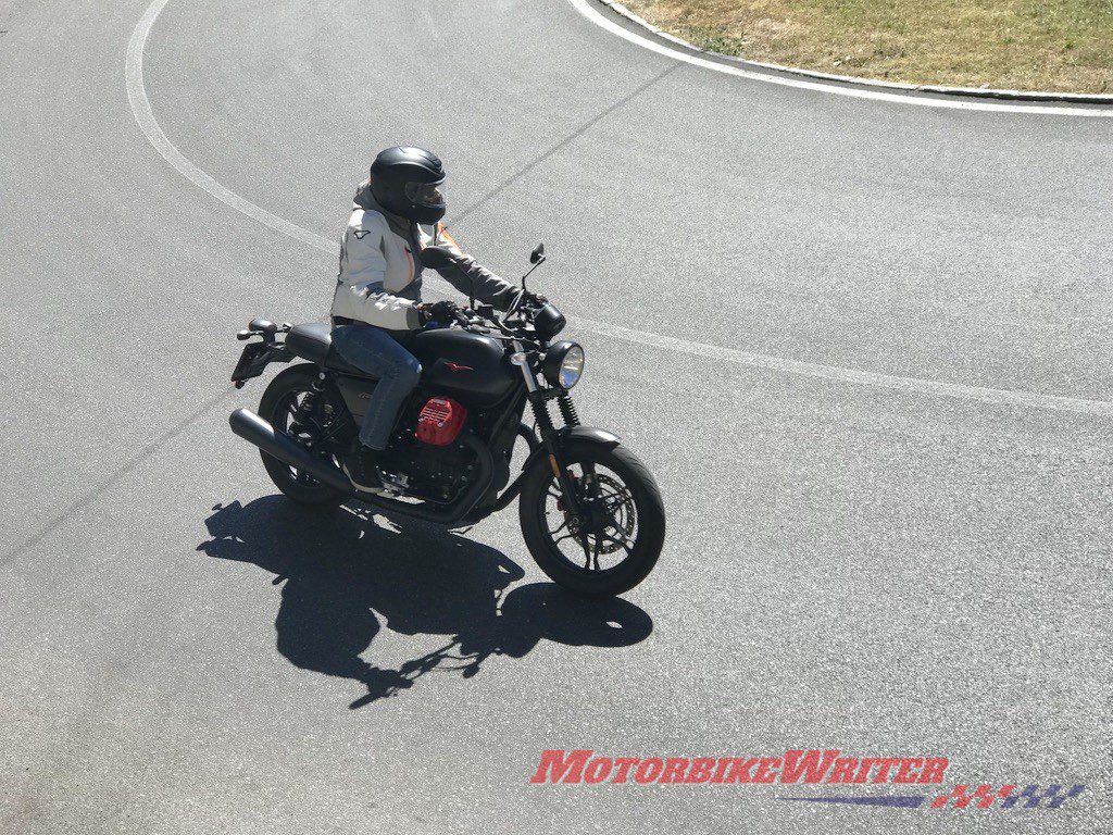 Sexy Moto Guzzi V7 Carbon Dark 