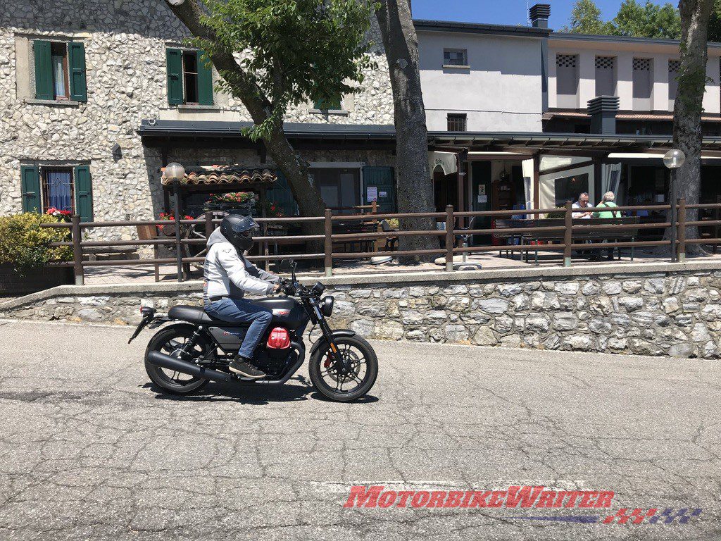 Sexy Moto Guzzi V7 Carbon Dark 