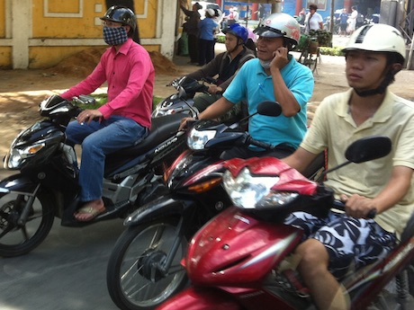 selfies Vietnam - double mobile phone penalties