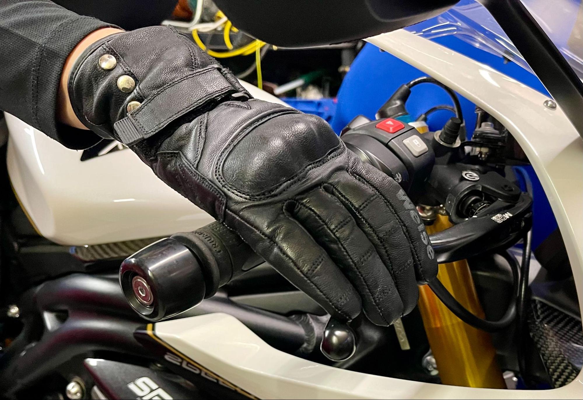 Wiese Ripley Ladies Gloves gripping handlebar