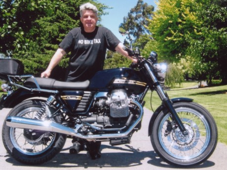 Damien and his Moto Guzzi V7 lane filtering - ban