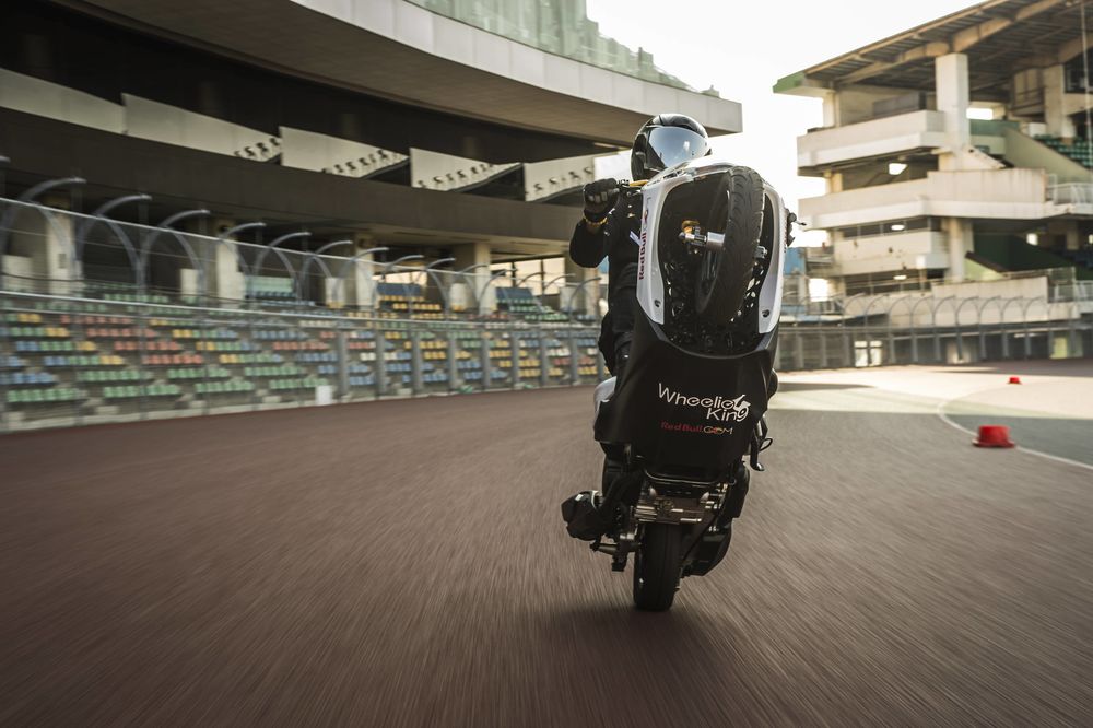 Masaru Abe sets world wheelie record on Yamaha Jog scooter