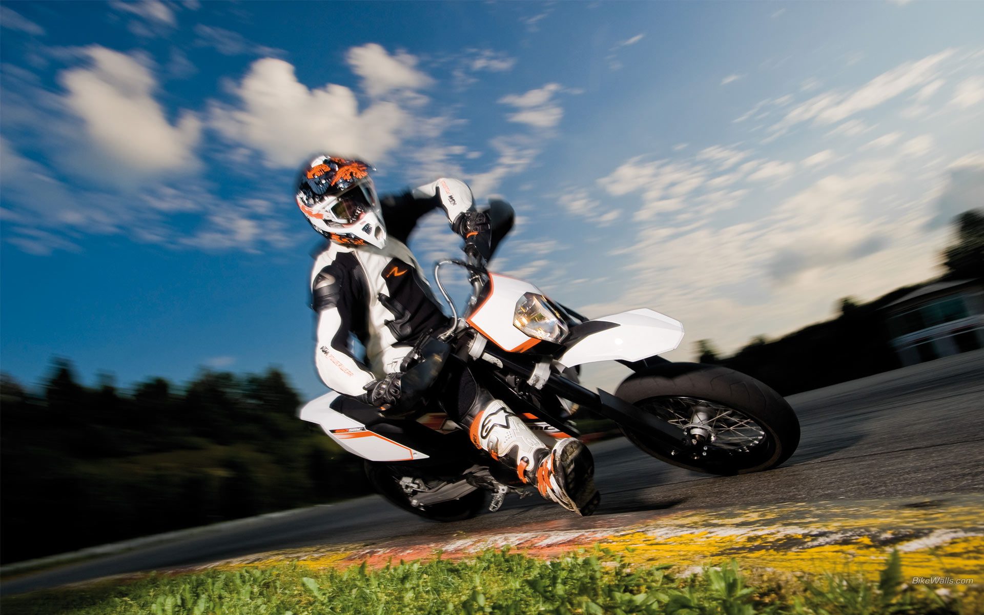 Moto super. KTM 690 SMC 2010. KTM 690 SMC обои. KTM Supermoto обои. Супермото на рабочий стол.