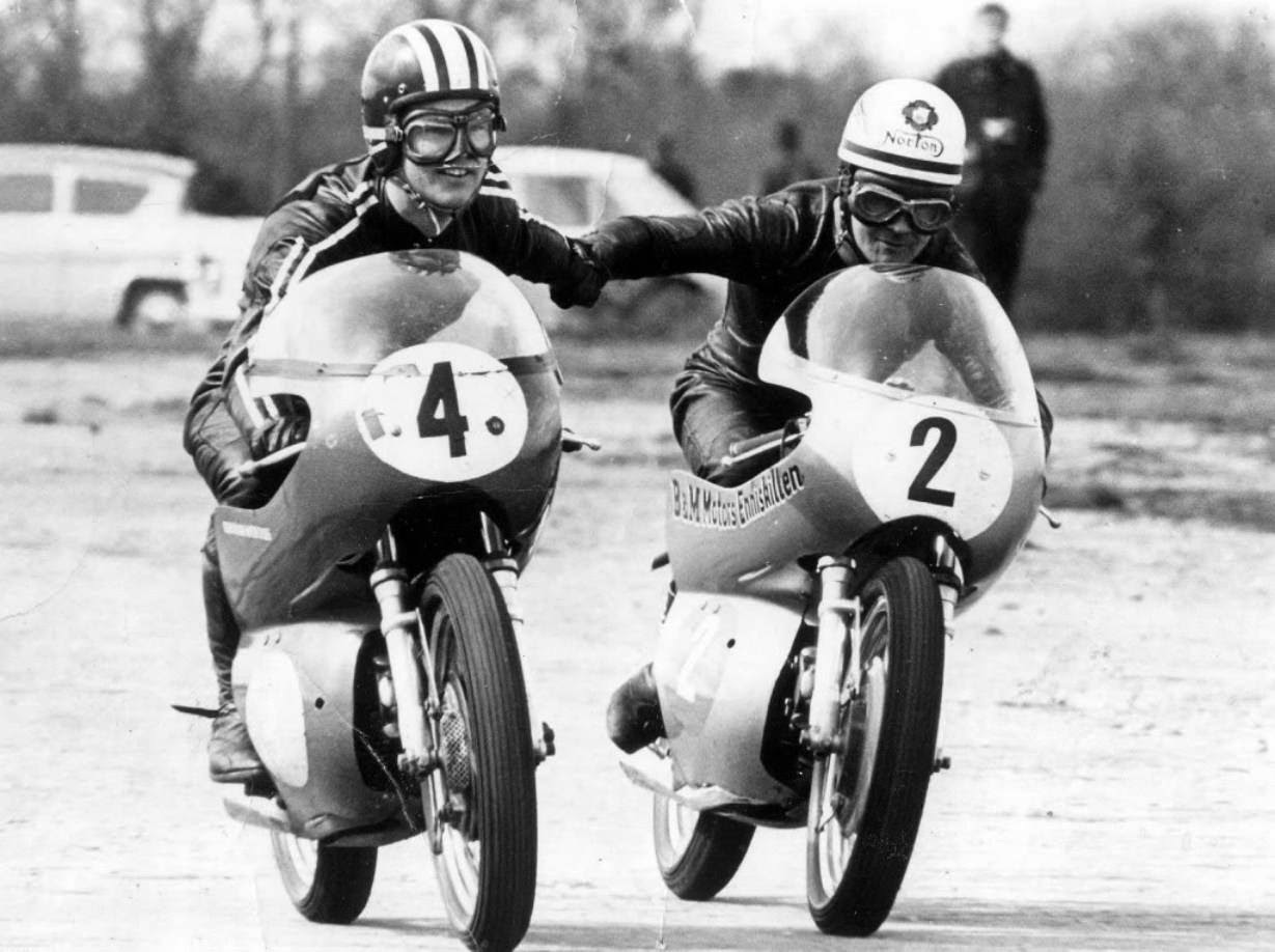 Contestants in the 1970 Isle of Man TT help each other out