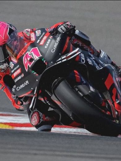 Aleix Espargaró, prepping for the asphalt with the new Kabuto’s F17 Racing Mips helmet. Media courtesy of Kabuto and sourced from Mips' press release.
