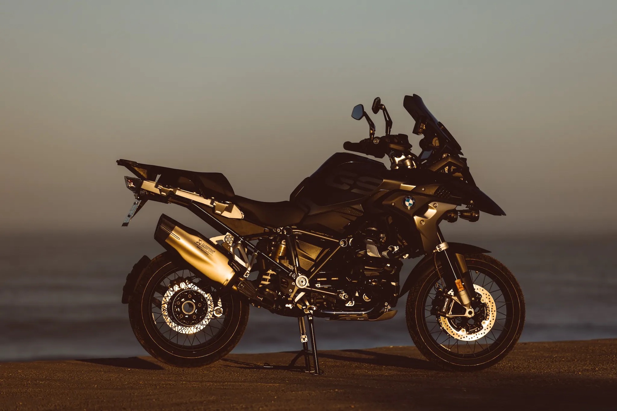 Piastra Di Estensione Per Cavalletto Laterale BMW R1250 GS / GSA / Adventure (2020-2021) – Alluminio CNC, Antiaffondamento Su Terreni Morbidi
