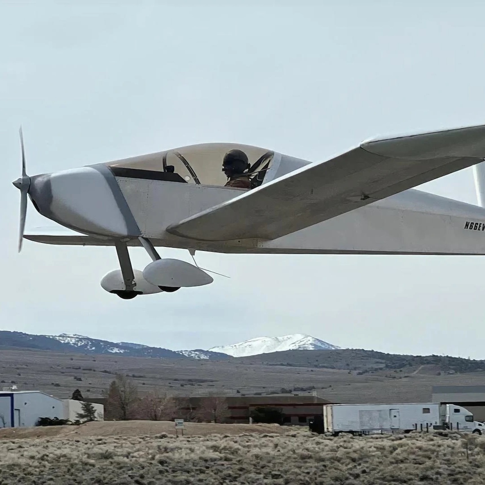 The 'Xenos - an electric Mootrglider that uses a Zero Motorcycle's powertrain to ferry and hop to decent altitudes. Media sourced from KitPlanes.