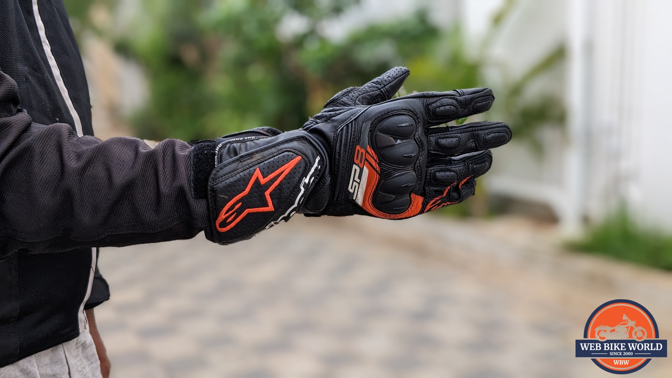Right glove of the Alpinestars SP-8 V3 gloves
