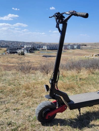 Varla Eagle One Pro on a grassy hill