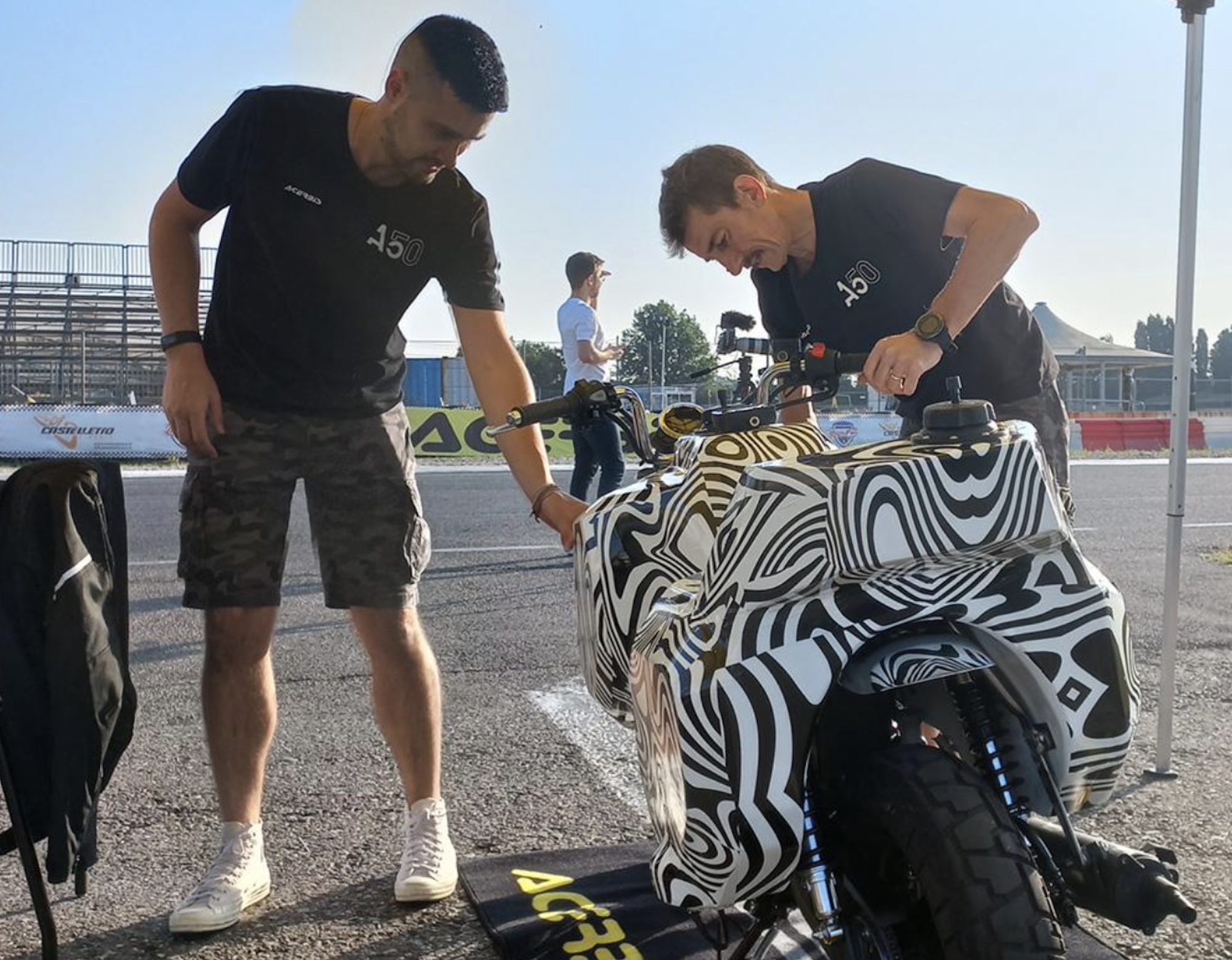 A view of a Honda Monkey set to become the first motorcycle prototype to pass 2,700 miles. Media sourced from Visordown.