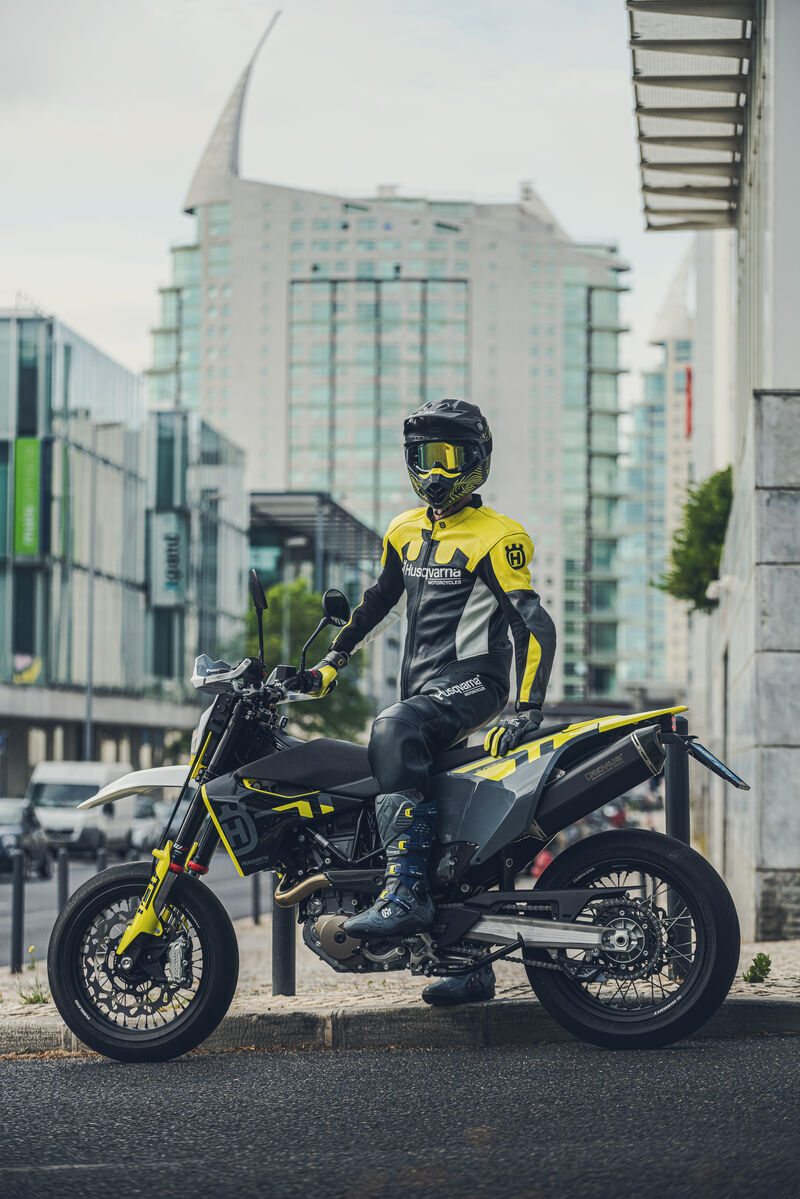 Husqvarna Supermoto 701 2024 Standard Price, Specs & Review for February  2024