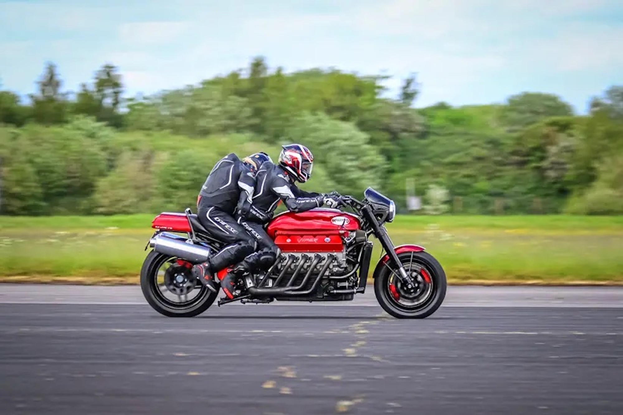 A view of the insane motorcycle that just broke two Guinness World Records. Media sourced from MCN.