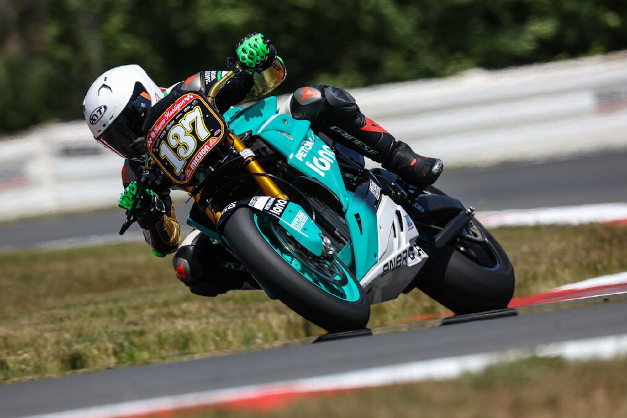 A view of Energica's Eva Ribelle RS taking the lead at this past Round One of Super Hooligans (Laguna Seca). Media sourced from Energica's recent press release.