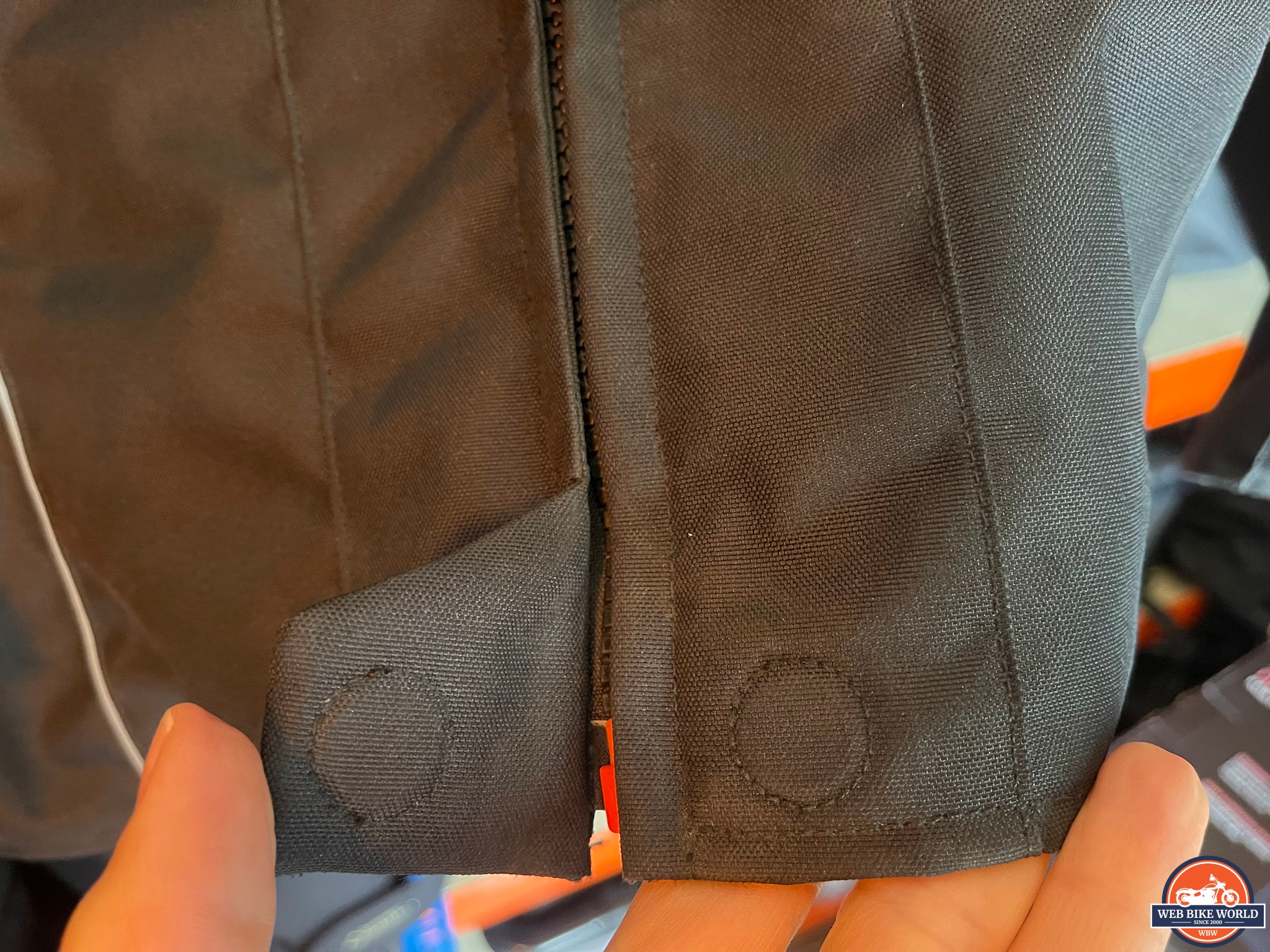 magnetic fastening at the bottom of the zippers
