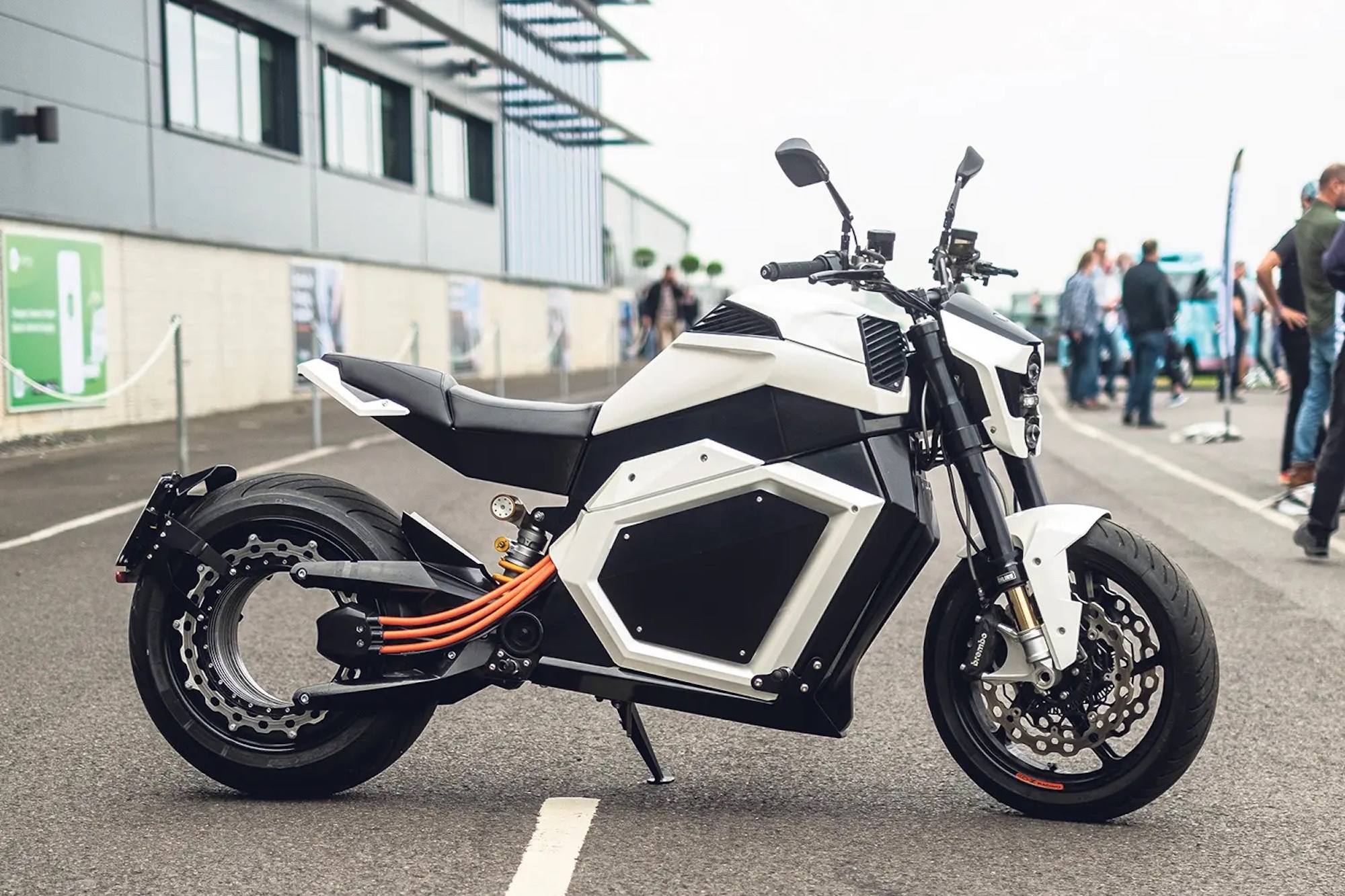 A view of Verge's electric motorcycle (the TS Ultra), complete with a hub less rear wheel. Media sourced from MCN.