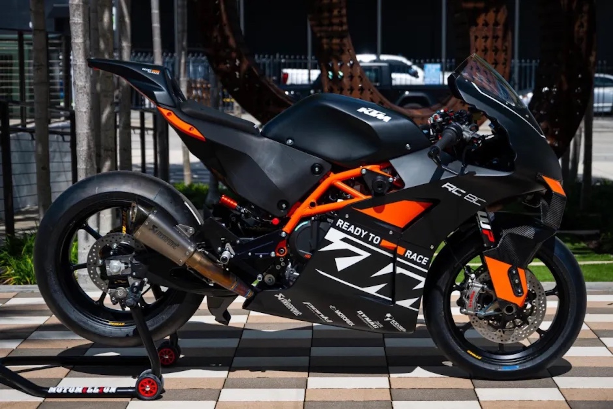 A view of the KTM RC 8C (#35 of 200) currently up for auction in Florida. Medias sourced from Bring a Trailer.