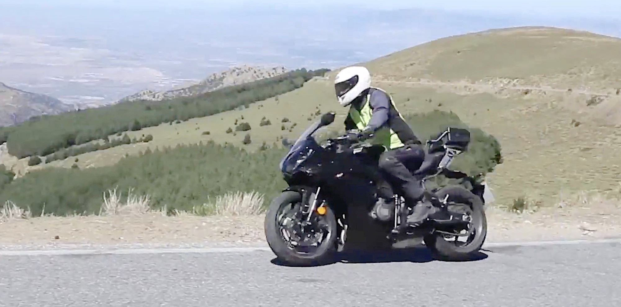 A view of a tester from Triumph trying out what we think is the anticipated Daytona 660. Media sourced from RideApart's video coverage.