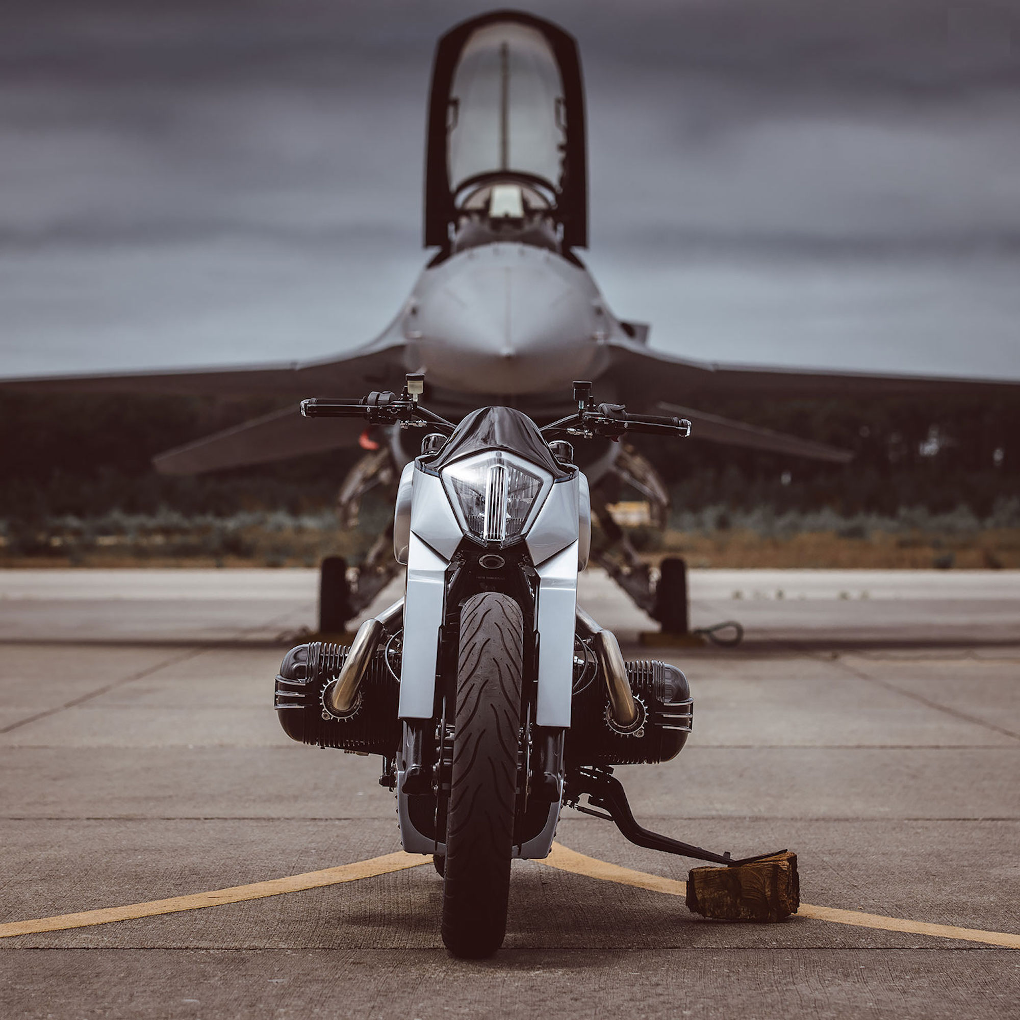 The R 18 that's inspired by Top Gun: Maverick (2022). Media sourced from BikeEXIF, images by João Vasco.