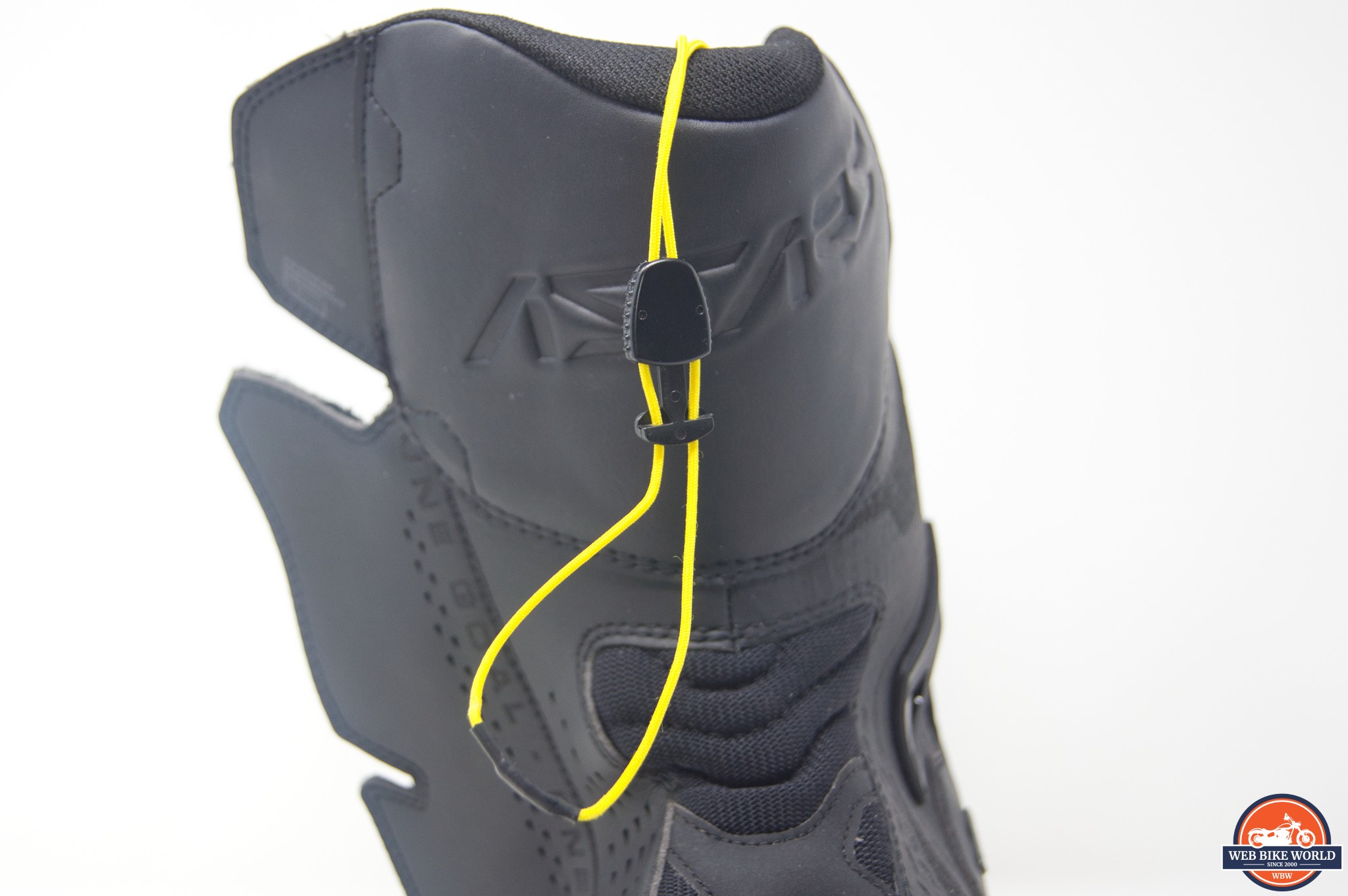 Adjustable string that allows you to tighten the boots