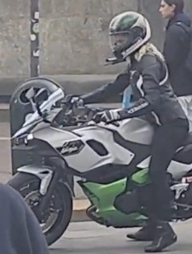 A view of Kawasaki's upcoming hybrid motorcycle. Media sourced from Turino Cronaca.