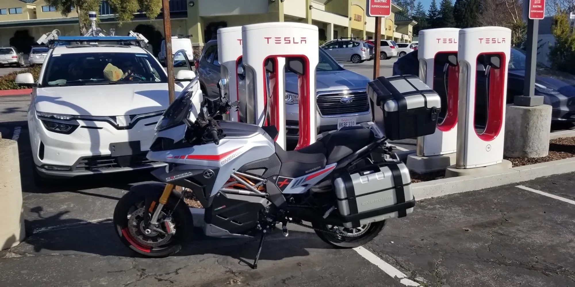 A Zero motorcycles juicing up at a Tesla Supercharger. Media sourced from Electrek.