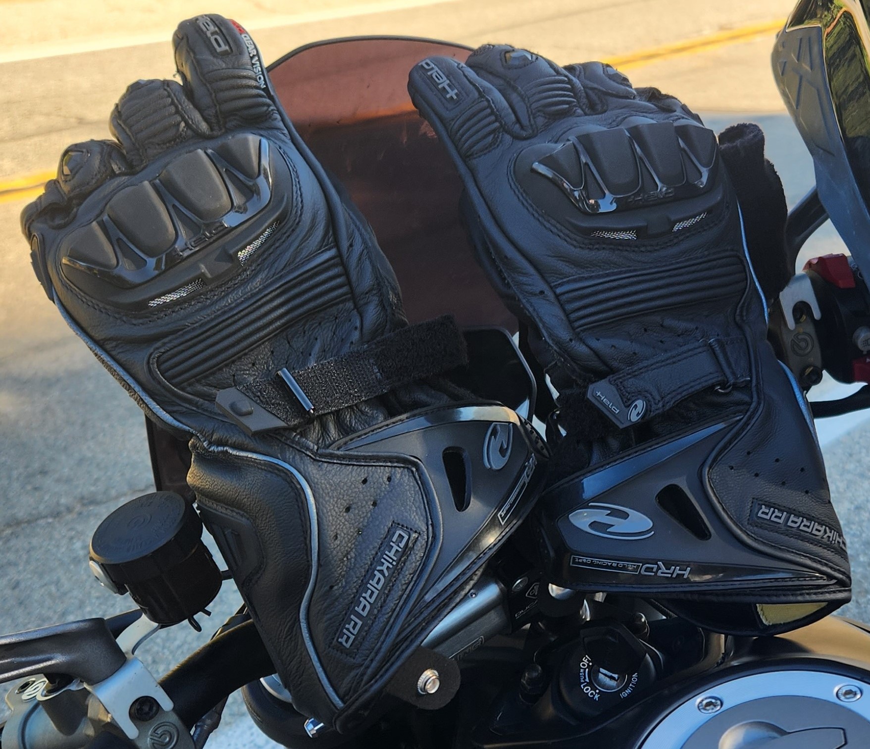 Held Chikara RR gloves with velcro straps undone