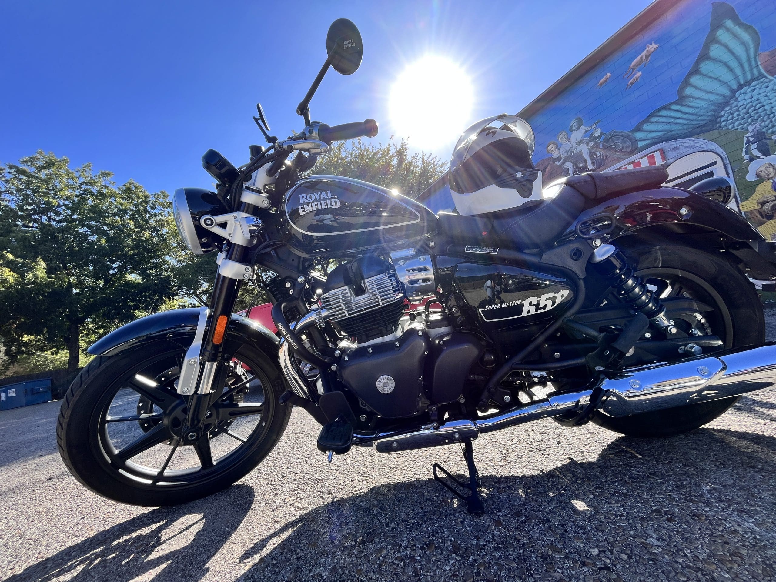 Royal Enfield's Super Meteor 650 in Interstellar Green. Media courtesy of Amanda Quick.