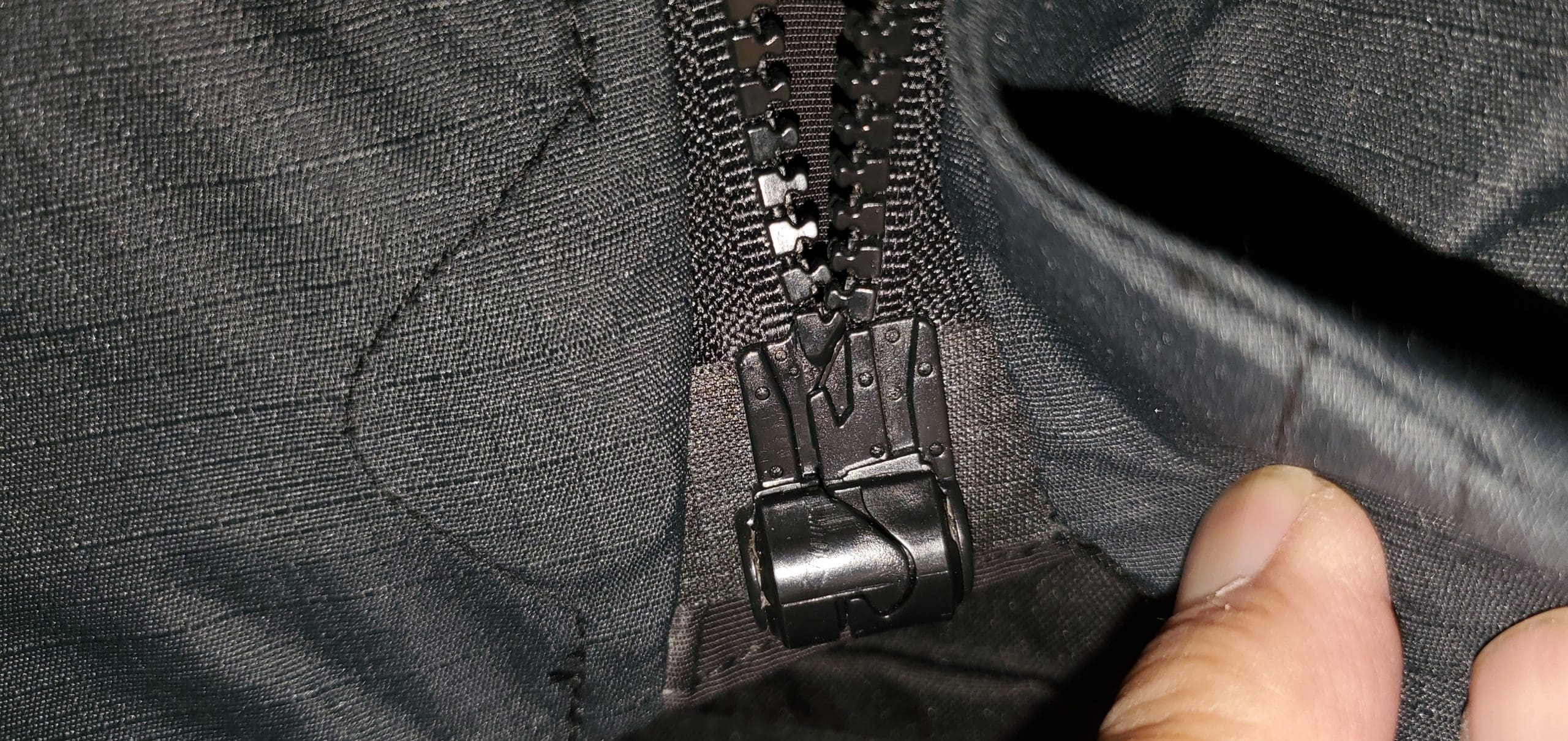 Magnetic zipper at the bottom