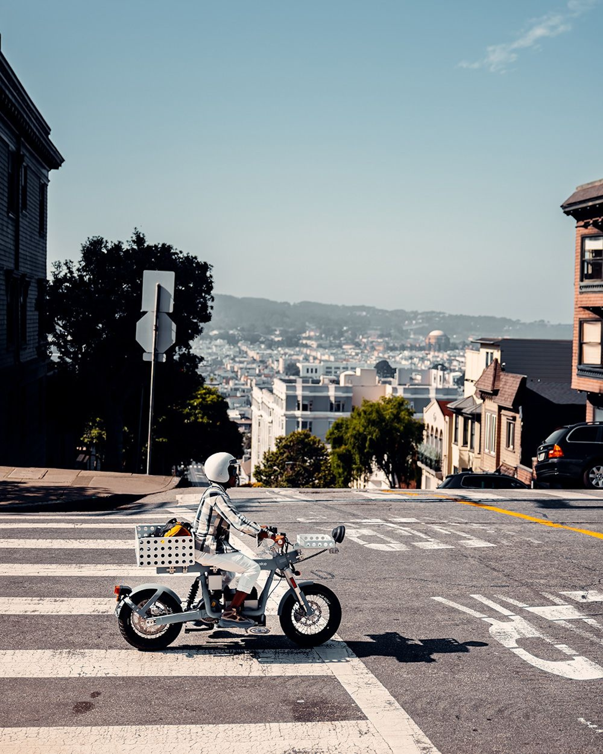 A motorcyclist riding a CAKE Ösa Flex in the city.