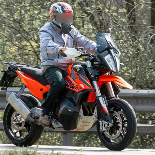 A bike shod in KTM 890 Adventure fairings being taken out for testing. Media sourced from 1000ps.