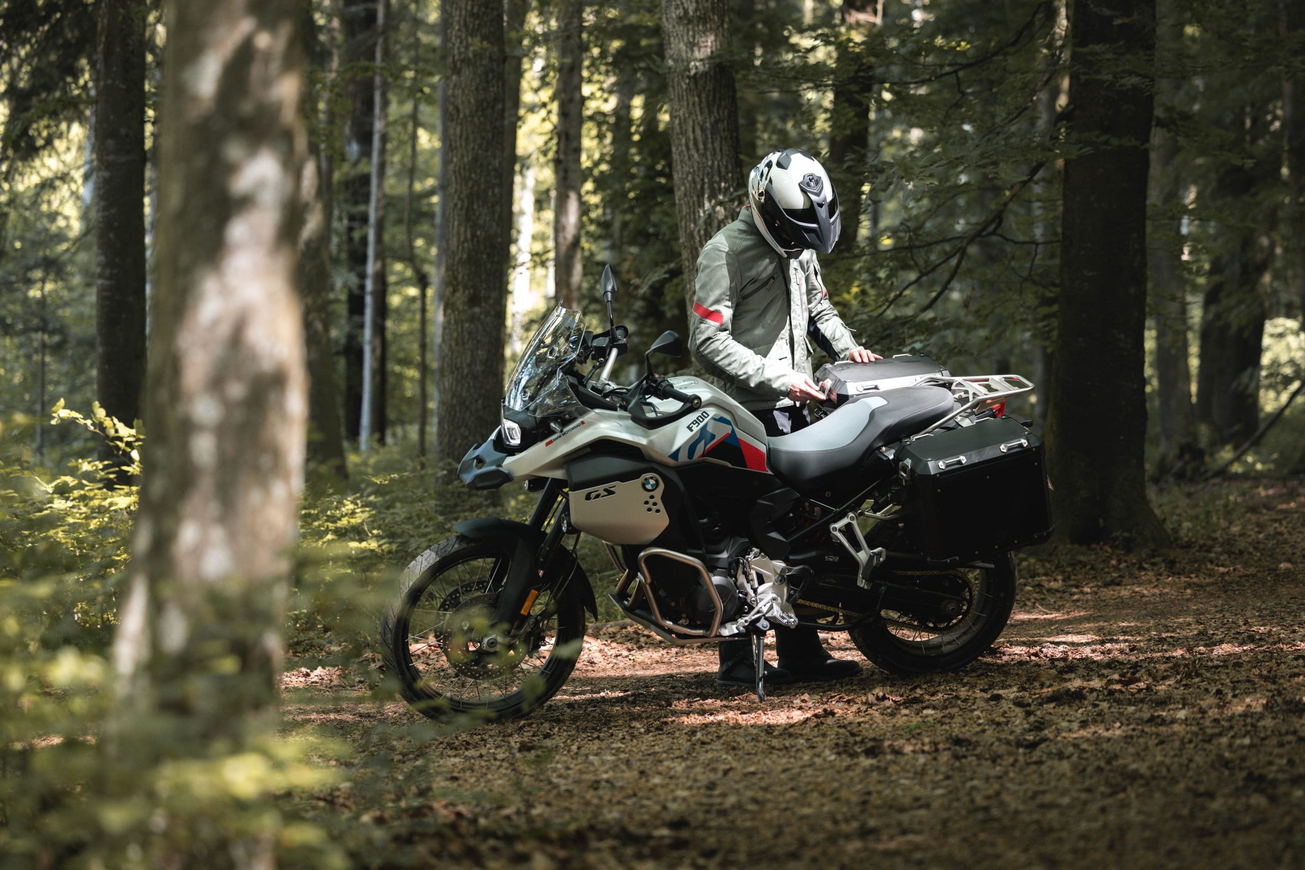 A rider looking into the ullage strapped to their F 900 GS. Media provided by BMW.
