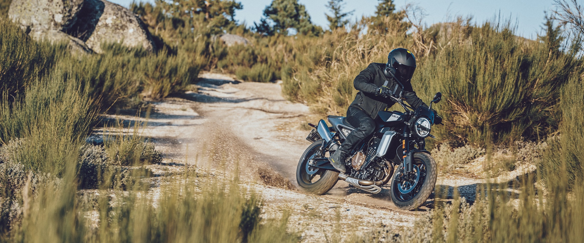 Un motocycliste sur les sentiers.