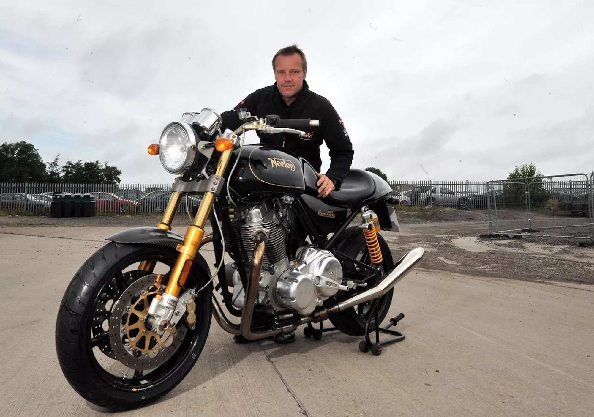 Un homme avec une moto.