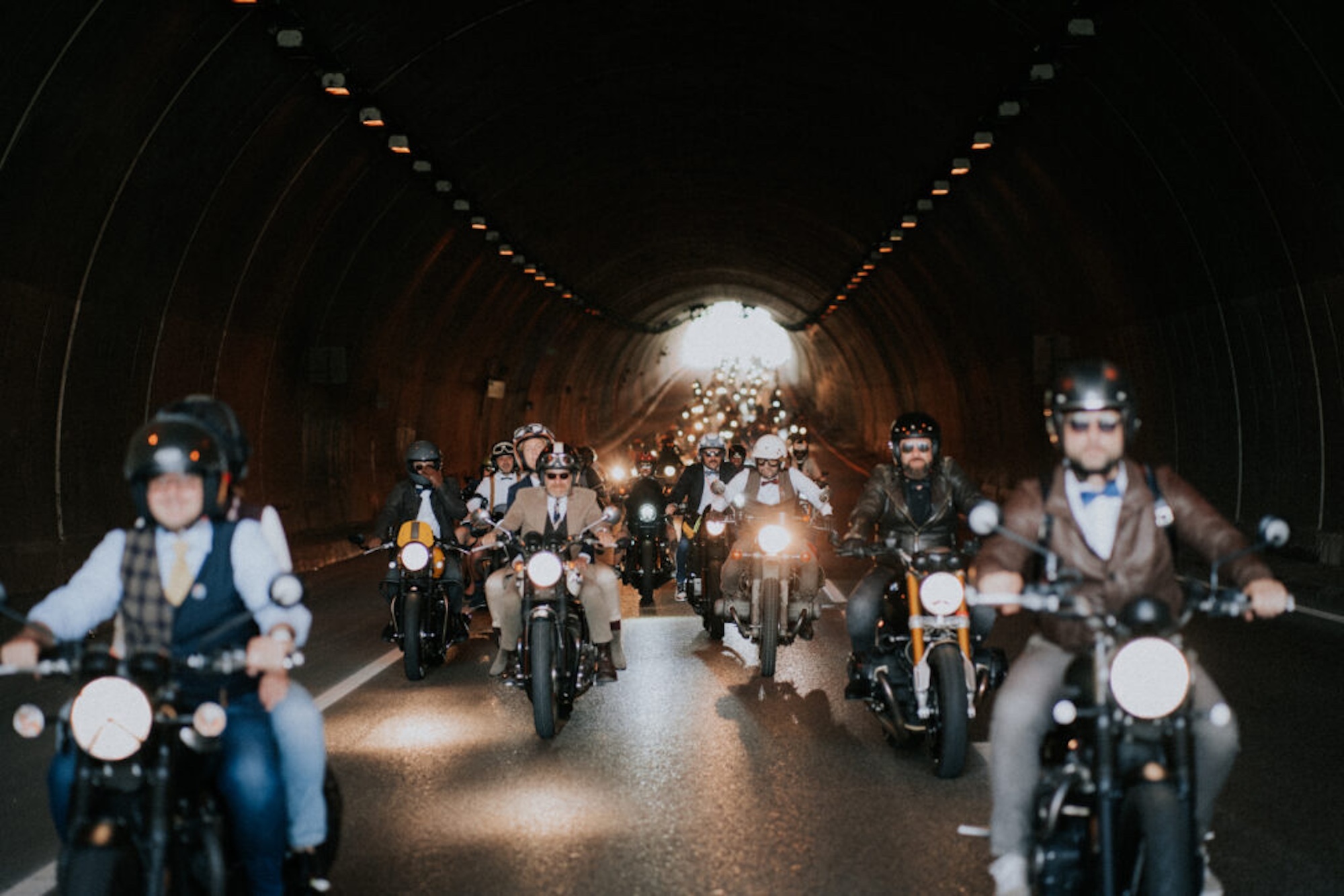 Un groupe de motocyclistes.