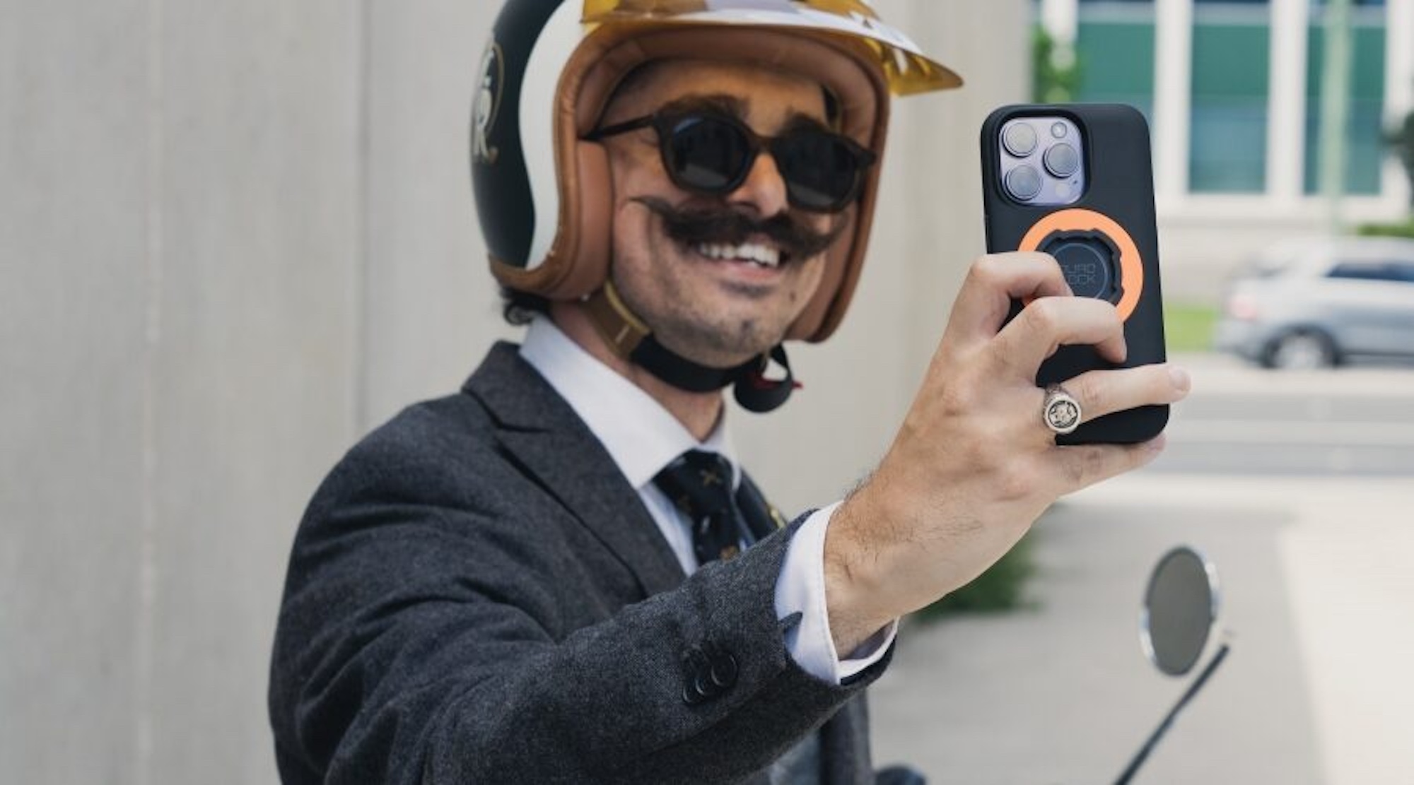 Une maman moustache prenant un selfie.