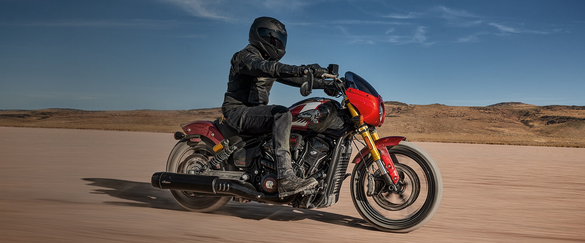 Un homme sur une moto dans le désert.