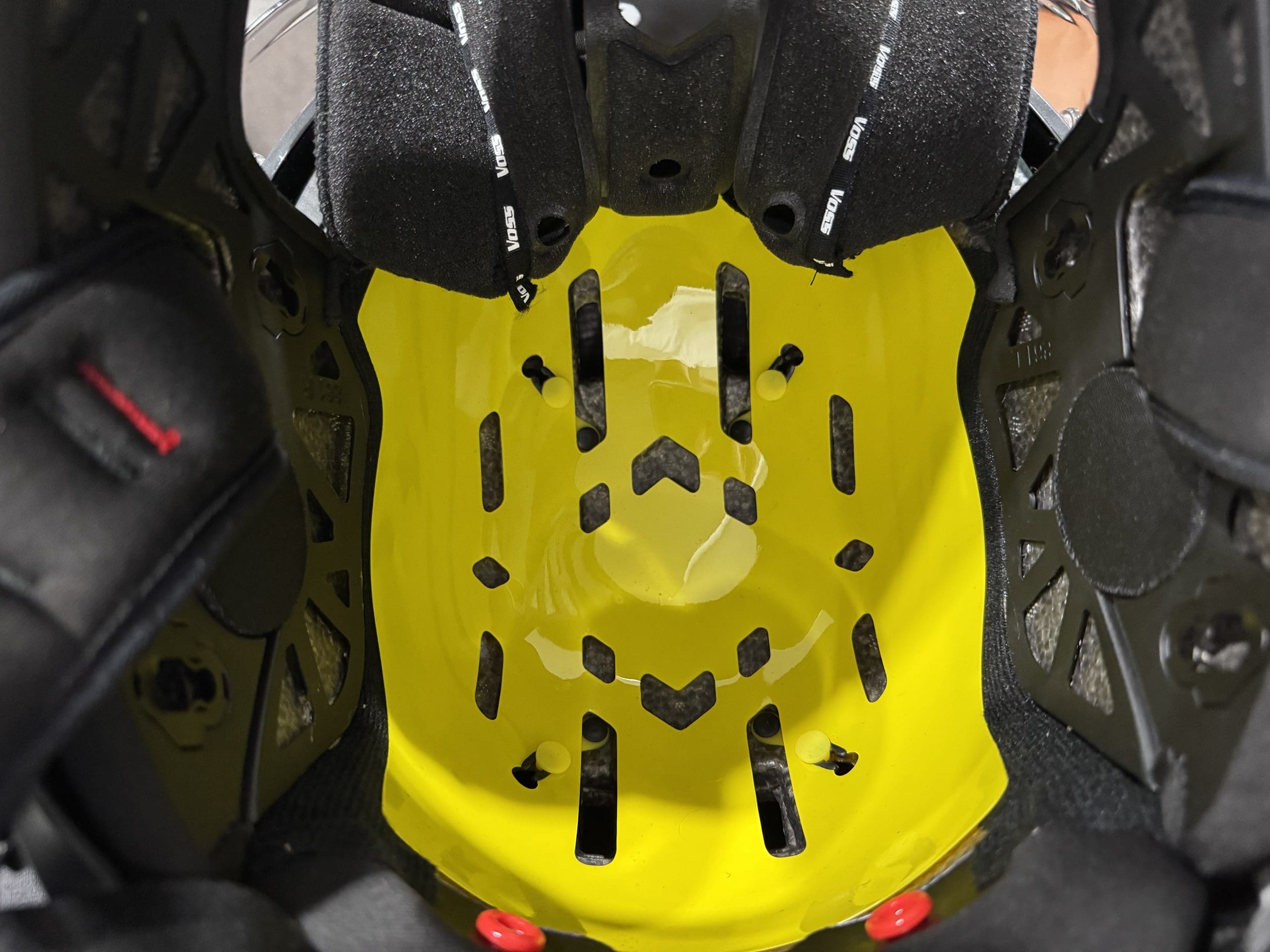 MIPS system inside the Voss 991 Carbon helmet